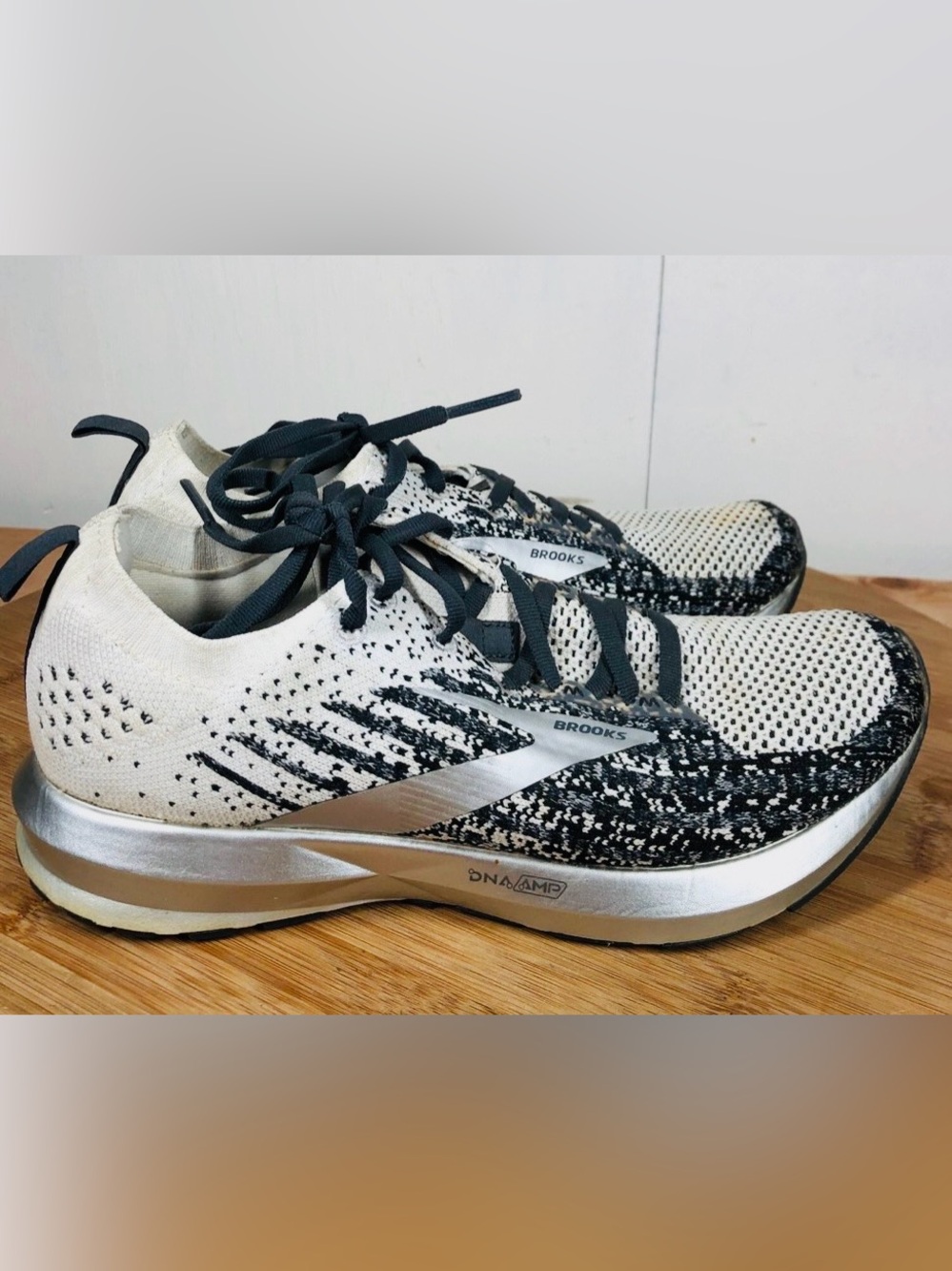 Brooks Knit Levitate Energize Neutral Running Shoes - Black & White